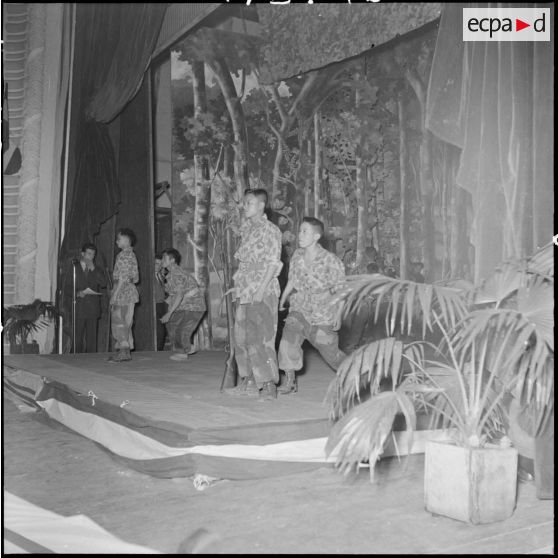 Des soldats des commandos parachutistes vietnamiens lors soirée de judo au théâtre municipal d'Hanoï.