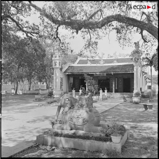 Le temple Quán Thánh ou la Pagode du grand bouddha à Hanoï.