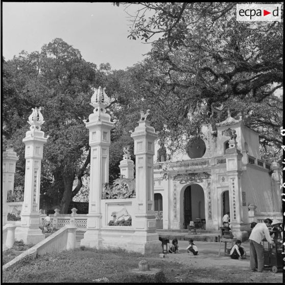 Le temple Quán Thánh ou la Pagode du grand bouddha à Hanoï.