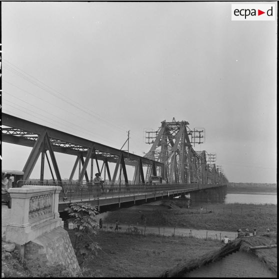 Le pont Paul-Doumer ou pont Long Biên au-dessus du fleuve Rouge.