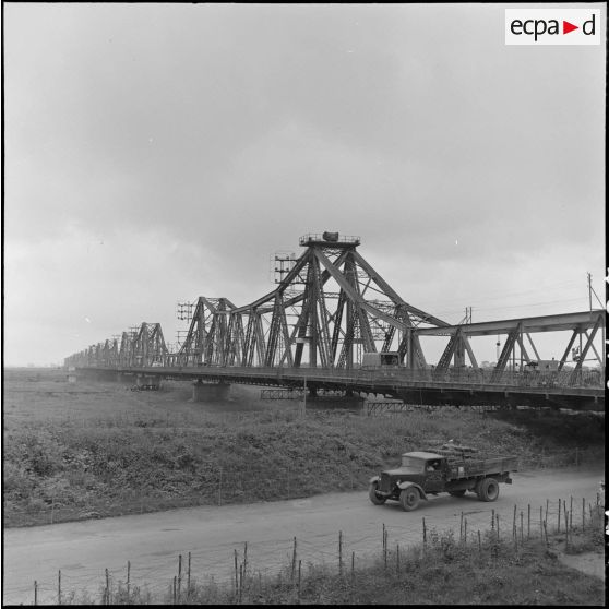 Le pont Paul-Doumer ou pont Long Biên.