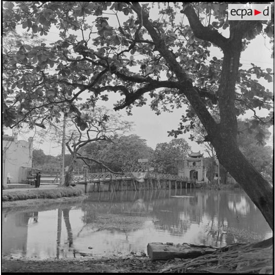 Le pont rouge du lac Hoan Kiem ou lac de l'Epée restituée.