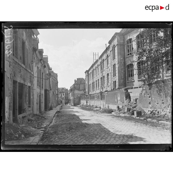 Reims (Marne). Le lycée, vu de la rue Coutray. [légende d’origine]