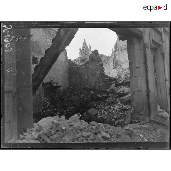 Reims (Marne). Pignon de la cathédrale, vu par une brêche de la maison n°42 rue de l’Université. [légende d’origine]