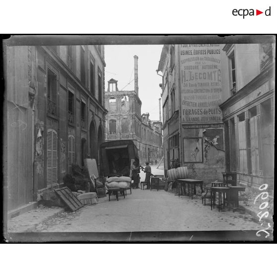 Reims (Marne). Un déménagement rue du Tambour. [légende d’origine]