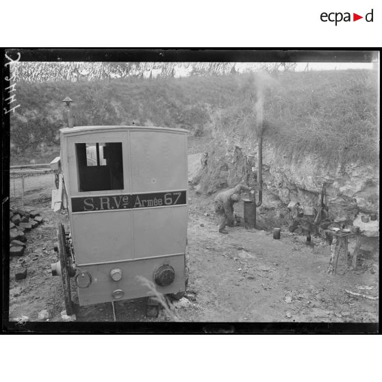 Bouvancourt (Marne). Voiture SR Ve armée 67 et petite cuisine. [légende d’origine]