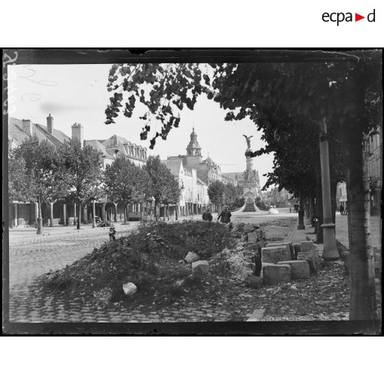 Reims (Marne). Statue et place Drouet d'Erlon. [légende d'origine]