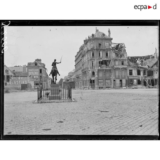 Reims (Marne). Statue de Jeanne d’Arc devant la cathédrale et rue Libergier. [légende d’origine]