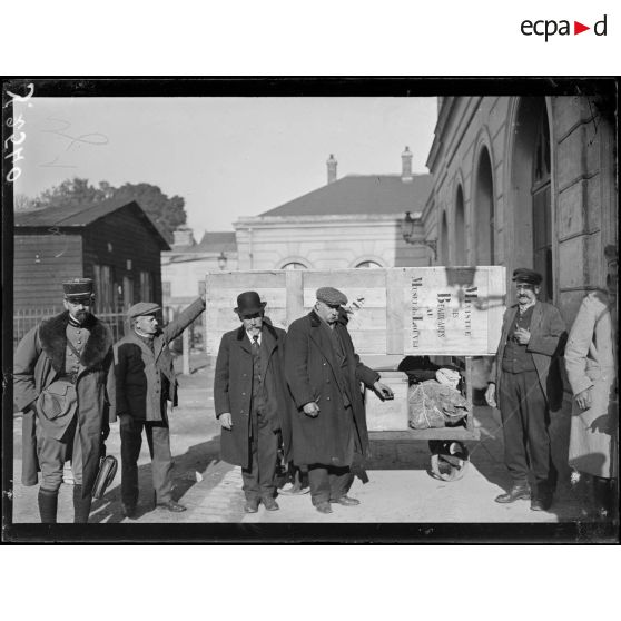 Bar-le-Duc (Meuse). Le départ de la caisse contenant le squelette [de René de Chalon par Ligier-Richier] pour le musée du Louvre. [légende d'origine]