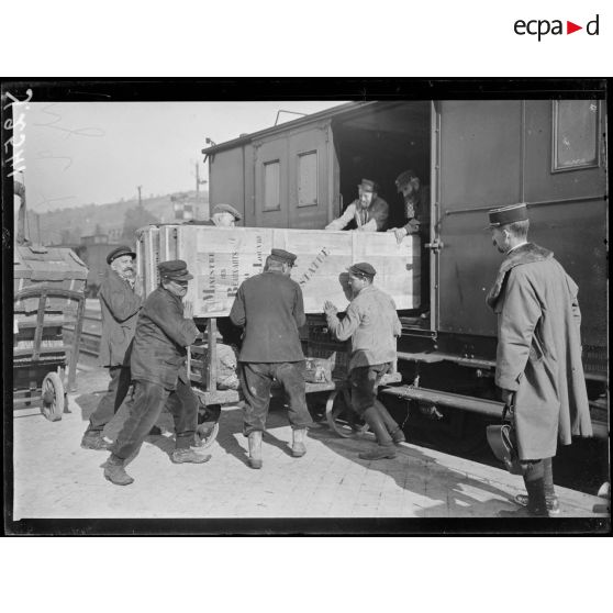 Bar-le-Duc (Meuse). Le départ de la caisse contenant le squelette [de René de Chalon par Ligier-Richier]. Chargement de la caisse dans le fourgon. [légende d'origine]