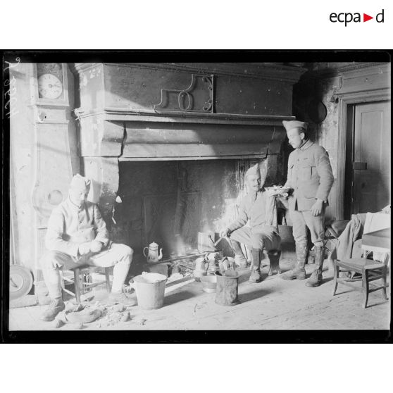 Rembercourt-aux-Pots (Meuse). Cantonnement de soldats dans une ferme, au coin du feu. [légende d’origine]