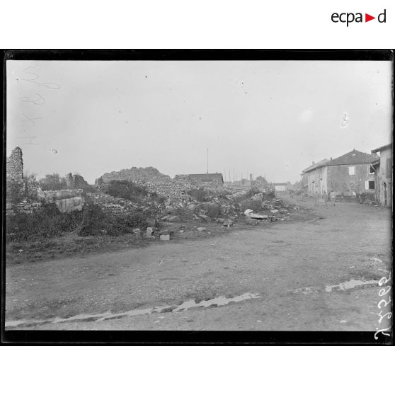 Rembercourt-aux-Pots (Meuse). Une rue en ruines. [légende d’origine]