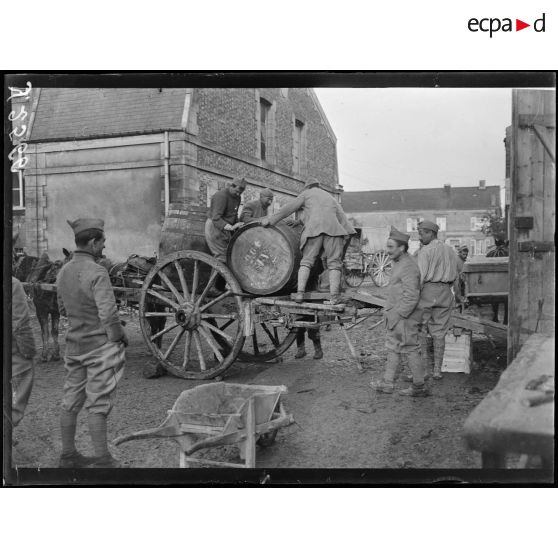 Rembercourt-aux-Pots (Meuse). Soldats déchargeant des tonneaux de vin. [légende d’origine]