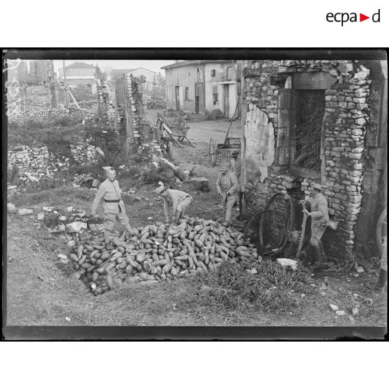 Rembercourt-aux-Pots (Meuse). Un coin du village, au 1er plan, soldats à la corvée de betteraves. [légende d’origine]