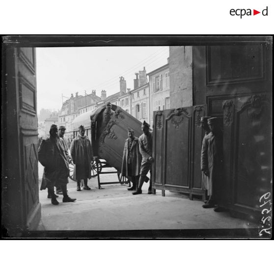 Bar-le-Duc (Meuse). Eglise Notre Dame. Evacuation des boiseries de la cathédrale de Verdun. [légende d’origine]