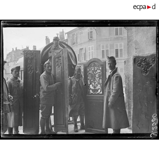 Bar-le-Duc (Meuse). Eglise Notre Dame. Evacuation des boiseries de la cathédrale de Verdun. [légende d’origine]