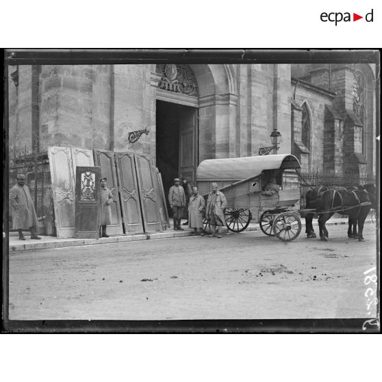 Bar-le-Duc (Meuse). Eglise Notre Dame. Evacuation des boiseries de la cathédrale de Verdun. [légende d’origine]