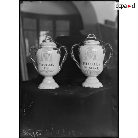 Verdun. Deux grands vases pharmacie, faïence décorée aux armes de Monseigneur des Nos, évêque de Verdun XVIIIe siècle. [légende d’origine]