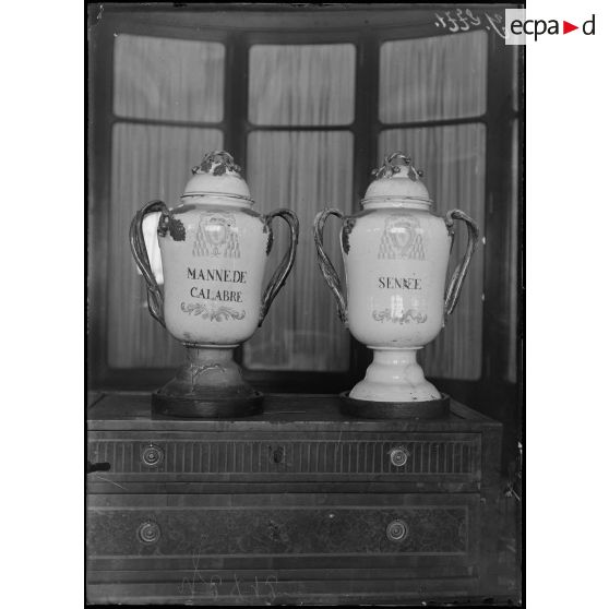 Verdun. Deux grands vases pharmacie, faïence décorée aux armes de Moseigneur des Nos, évêque de Verdun XVIIIe siècle. [légende d’origine]