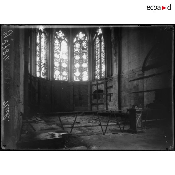 [Verdun. Le choeur de la cathédrale après le bombardement.]