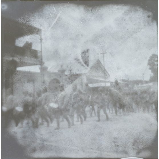 [Mission d'observation du chef de bataillon Albert d'Amade pendant la guerre du Transvaal : une colonne de musiciens dans une rue].