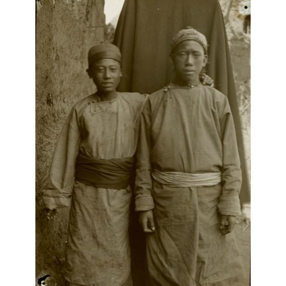 Yunnan méridional. Populations aborigènes, jeunes indigènes de 16 à 18 ans. [légende d'origine]