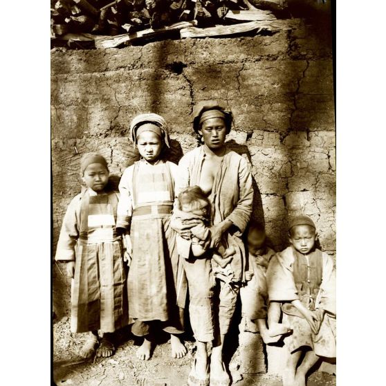 Yunnan méridional. Populations aborigènes. Groupe de femmes et enfants. [légende d'origine]