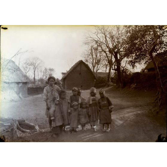 Yunnan méridional. Populations aborigènes. Femme et enfants. [légende d'origine]