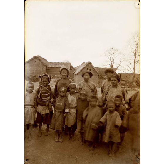 Yunnan méridional. Populations aborigènes. Femme indigène et ses enfants. [légende d'origine]