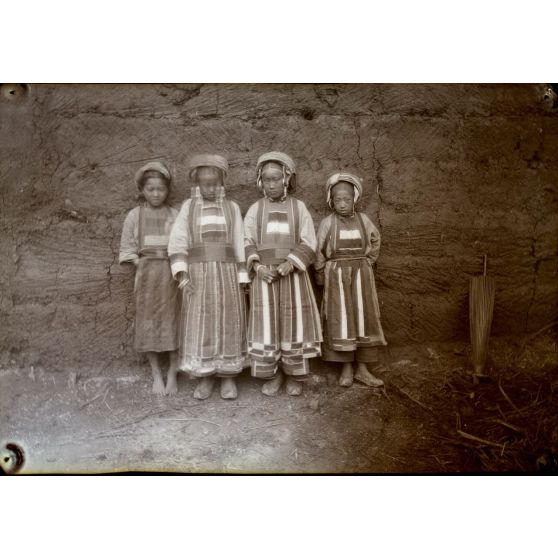 Yunnan méridional. Populations aborigènes. Jeunes filles indigènes de 14 à 15 ans. [légende d'origine]