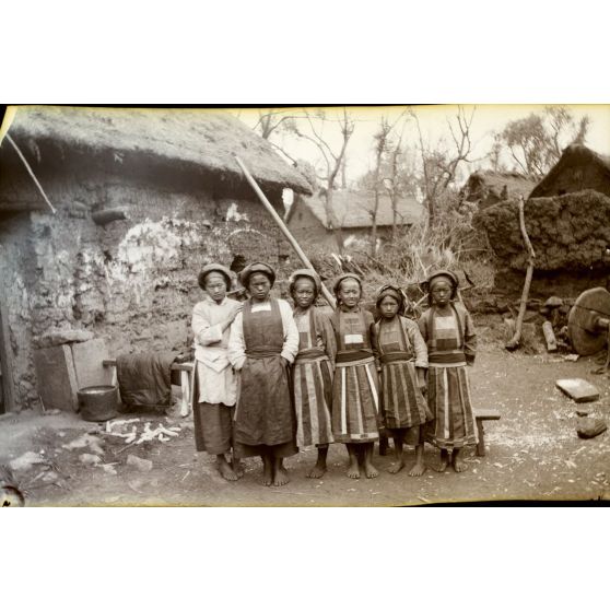 Yunnan méridional. Populations aborigènes. Jeunes filles indigènes de 16 à 18 ans. [légende d'origine]