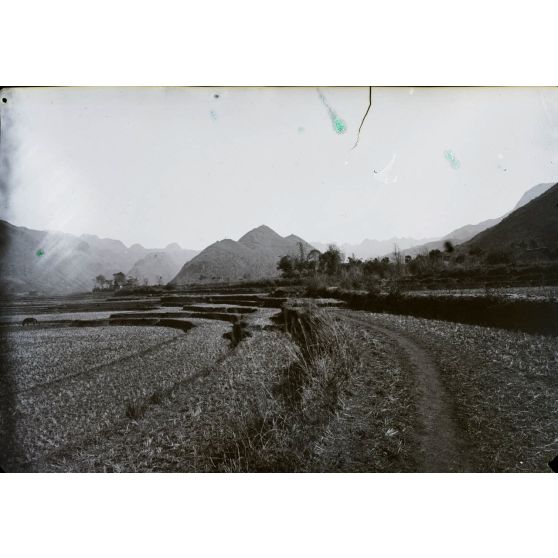 Yunnan méridional. Route de Mong tze Mang Hao. Cirque de Choui Tien, vue du revers sud du piton qui porte le fort de Ma Ting. [légende d'origine]