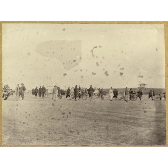 [Troupes d'artillerie de l'armée du Petchili sur le terrain de manoeuvre du camp d'artillerie de Kium Ling Tchang, le 9 janvier 1888].