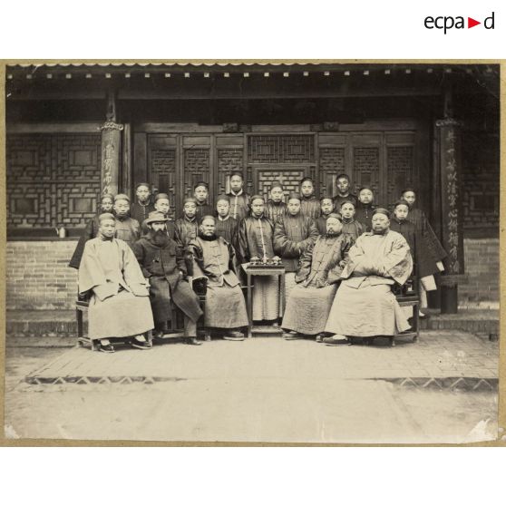 [Chine, 1870-1880. Elèves et mandarins chinois en compagnie d'un délégué européen].