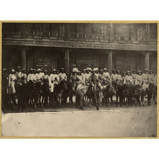 [Chine, 1888-1890. Cavaliers de l'armée impériale chinoise devant une école militaire dans les environs de Tien-Tsin].