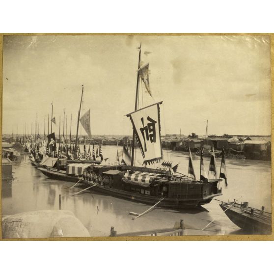 [Chine, 1888-1890. Jonques armées du Petchili sur le fleuve Pei-Ho].