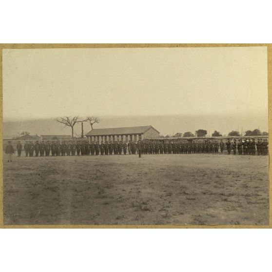 [Chine, 1888. La revue des troupes de l'armée du Petchili et sa musique militaire à l'intérieur du camp de Kium Ling Tchang].