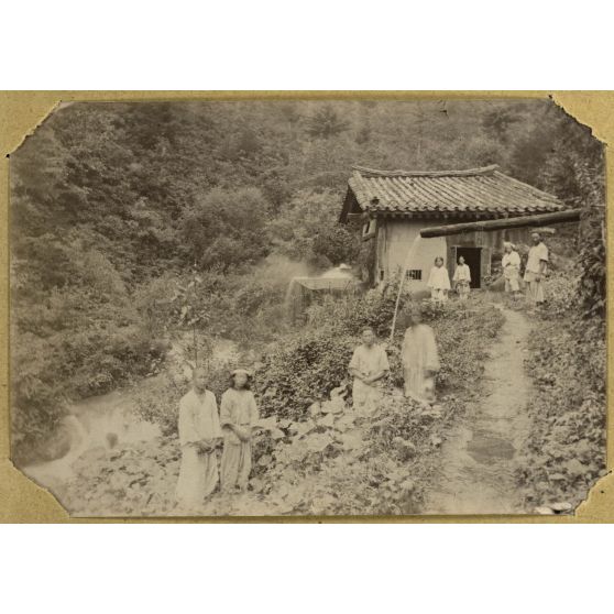 Corée, 1890 - Moulin à eau fonctionnant à l'aide d'une "cuillère" à bascule, faisant partie des dépendances du monastère de Tsak Wan Sse, au sud de Yeonsan. [légende d'origine]