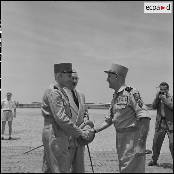 A son arrivée sur l'un des aérodromes d'Hanoï, le général est accueilli par le général Salan.