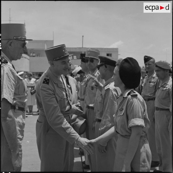 A son arrivée sur l'un des aérodromes d'Hanoï, le général Navarre serre la main d'un officier.