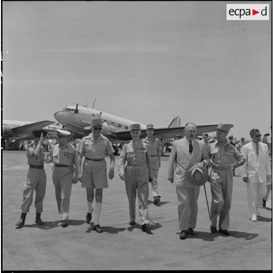 Le général Navarre, M. Jean Letourneau, le général de Linarès et le général Salan sur l'un des aérodromes d'Hanoï.