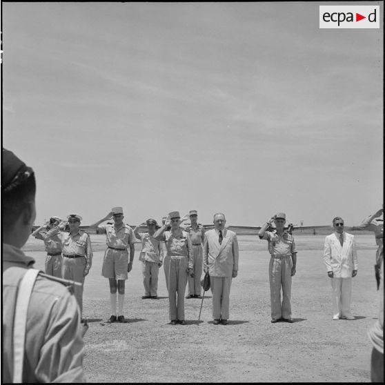 A l'occassion de l'arrivée du général Navarre sur l'un des aérodromes d'Hanoï, les autorités saluent le drapeau.