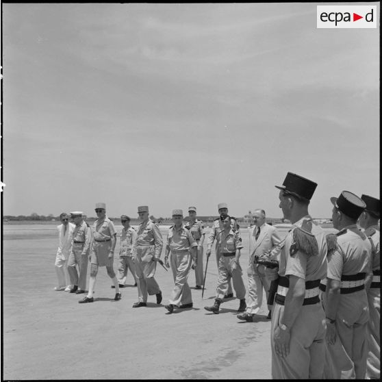 Sur l'un des aérodromes d'Hanoï, les autorités passent les troupes en revue