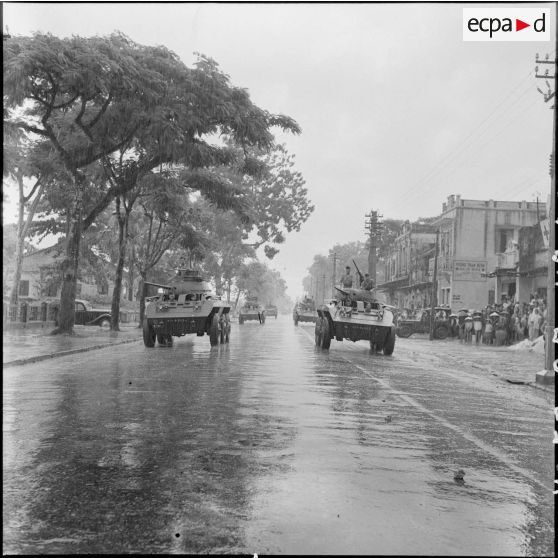 M8 de l'escadron blindé de l'Armée nationale vietnamienne défilant sous la pluie dans les rues d'Hanoï.