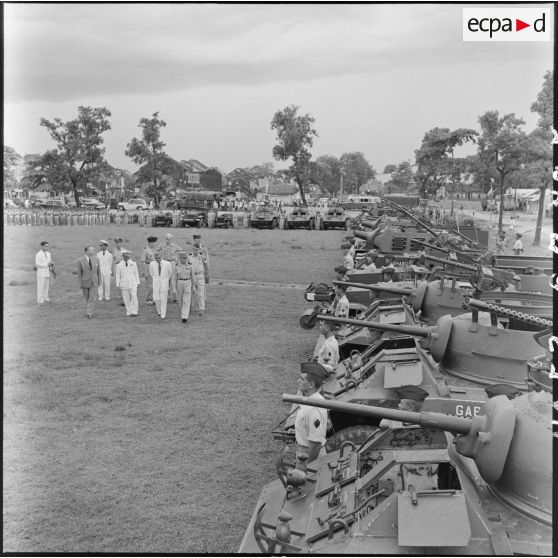 Le général Masson, représentant le général Cogny, et M. Huu Tri, gouverneur du Nord-Vietnam, accompagnés du général Van, général de l'Armée nationale vietnamienne, passent les blindés en revue.