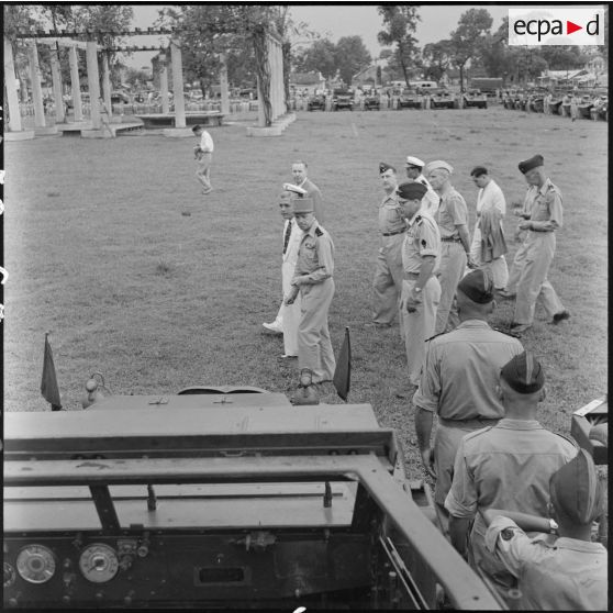 Le général Masson, représentant le général Cogny, et M. Huu Tri, gouverneur du Nord-Vietnam, accompagnés du général Van, général de l'Armée nationale vietnamienne, passent les blindés en revue.