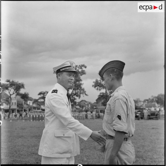 Le général Van, général de l'Armée nationale vietnamienne, serre la main d'un sergent vietnamien.