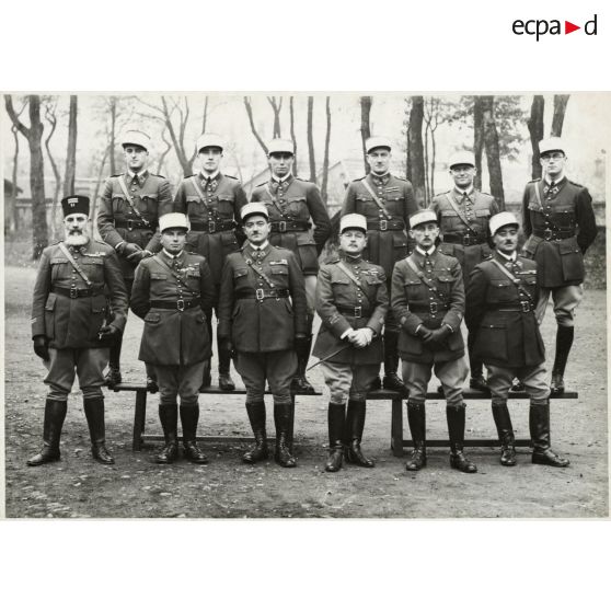 Photographie de groupe des officiers du 21e régiment de tirailleurs algériens en 1933.