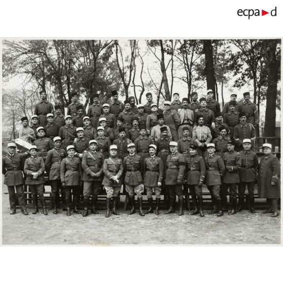 Photographie de groupe du 21e régiment de tirailleurs algériens en 1933.