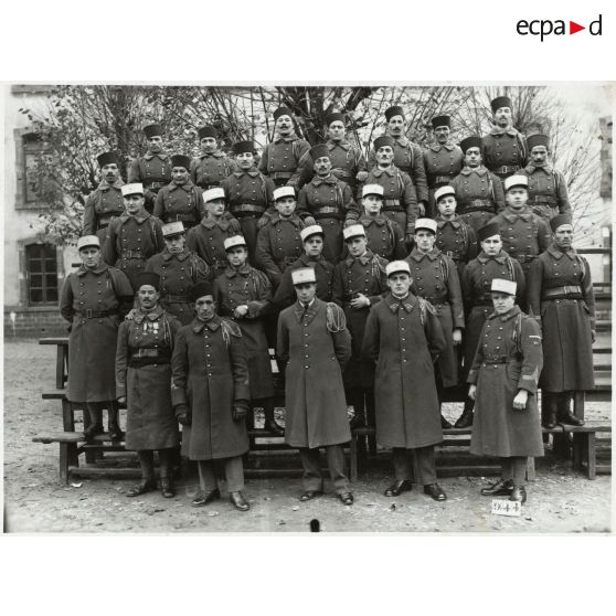 Photographie de groupe du 21e régiment de tirailleurs algériens en 1933.